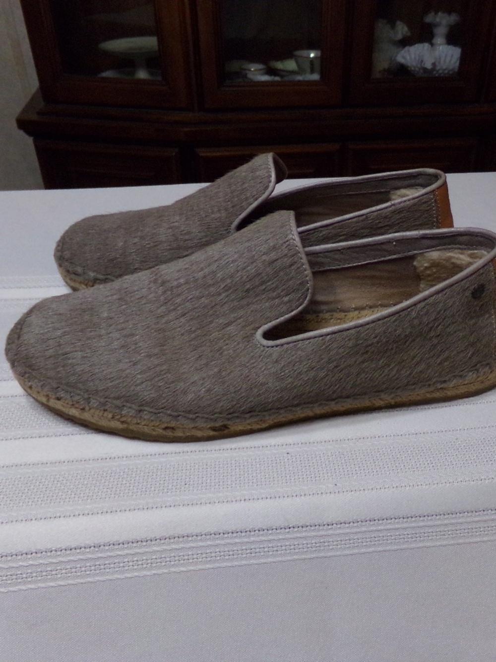 NIB UGG Sandrinne Calf Hair Scales Flat Slip On Shoes Sandy, Weaved Insole Sz6